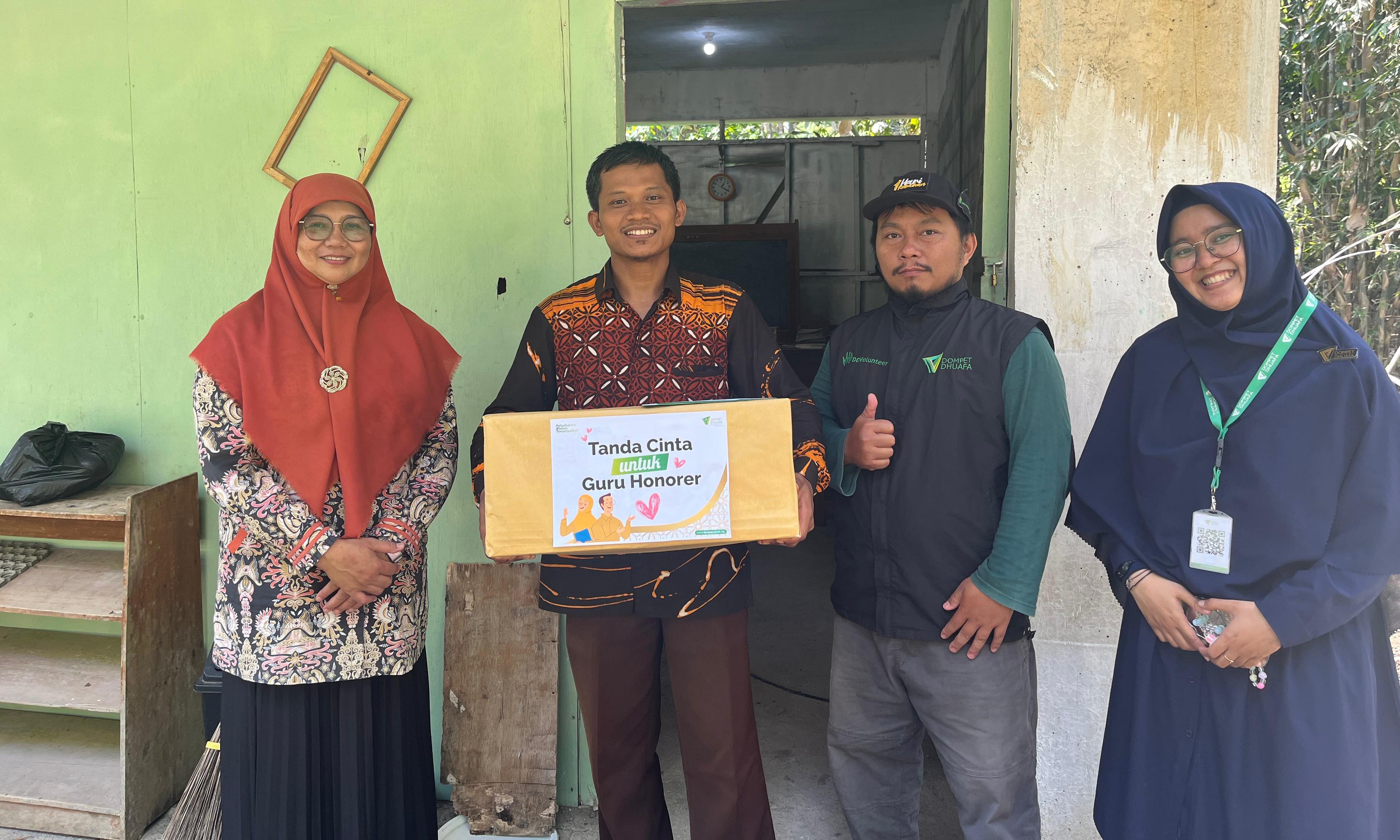 Tanda Cinta Untuk Guru Honorer Pelosok Negeri