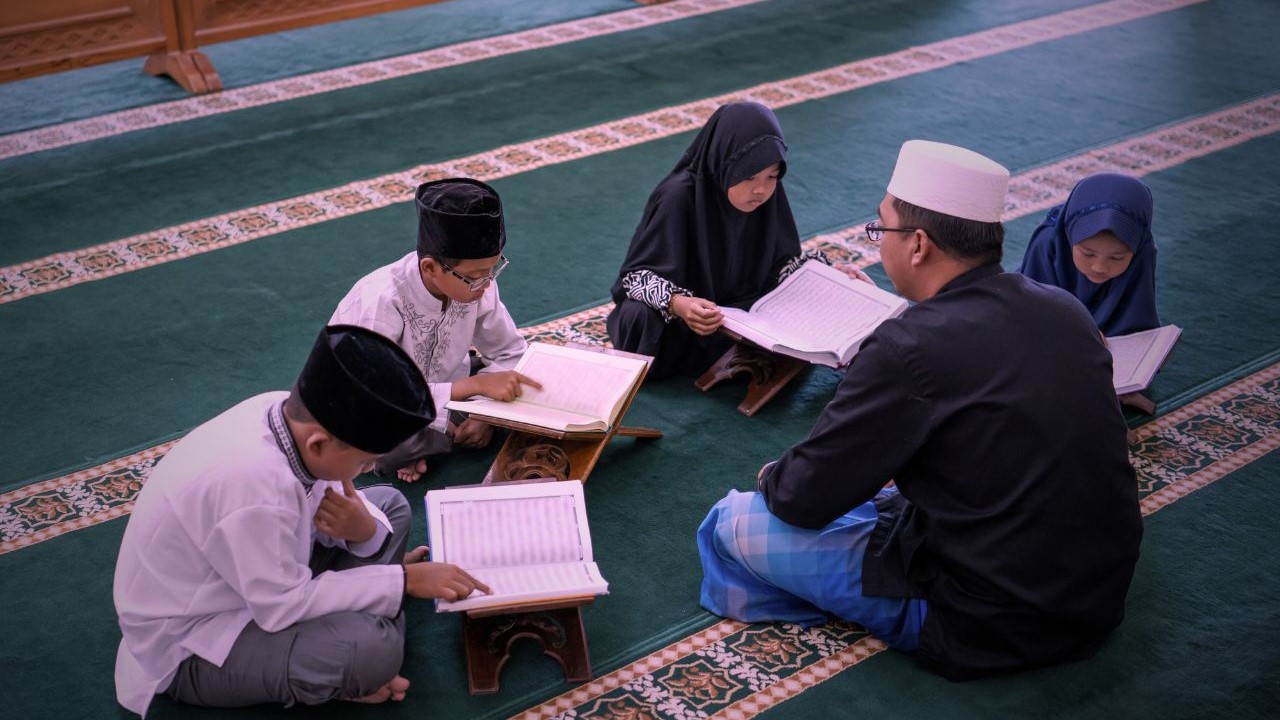 Guru Al-Quran Mengajar Santri